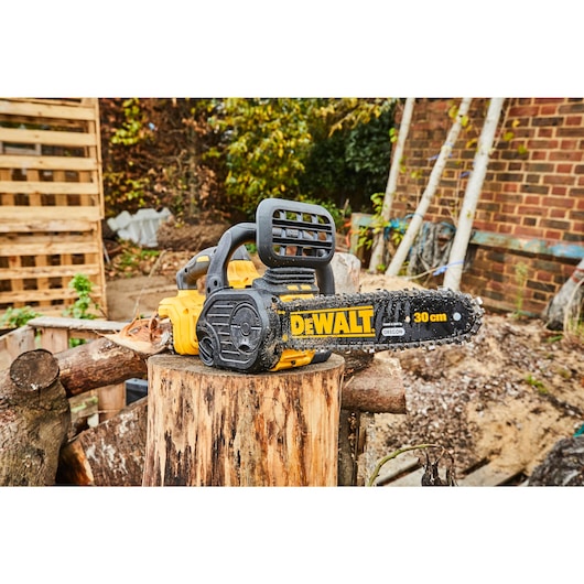 Motosserra compacta sem escova Dewalt (DCM565P1-QW) 18V XR® de 30 cm - 1 x 5 Ah