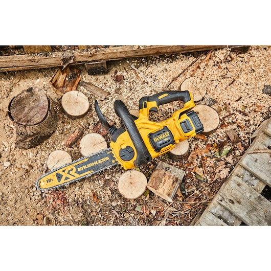 Motosserra compacta sem escova Dewalt (DCM565P1-QW) 18V XR® de 30 cm - 1 x 5 Ah