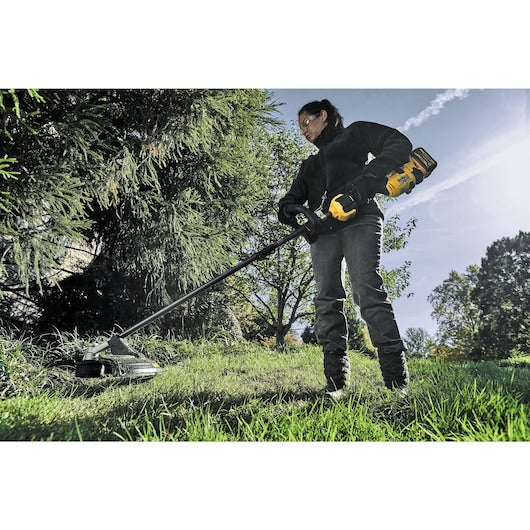 Dewalt (DCMAS5713X1-QW) 54V XR FLEXVOLT® Braço articulado com acessório de roçadeira - 1 x 9Ah