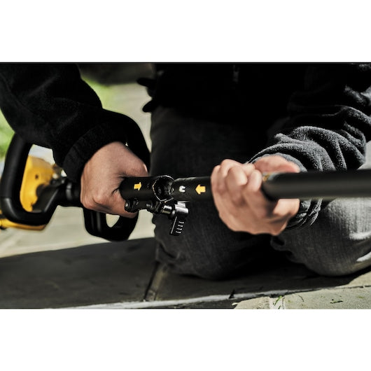 Dewalt (DCMAS5713X1-QW) 54V XR FLEXVOLT® Braço articulado com acessório de roçadeira - 1 x 9Ah