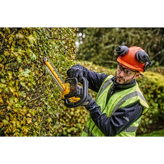 Cortador de sebes Dewalt (DCMHT563P1-QW) 18V XR® de 55 cm (espaçamento da lâmina de 25 mm) - 1 bateria de 5 Ah