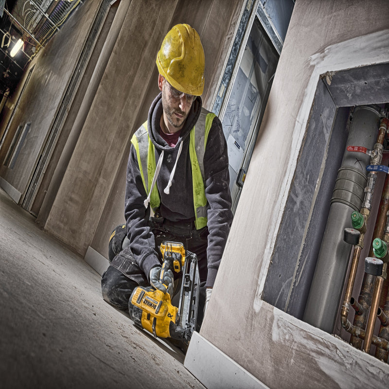 Pregador pneumático Dewalt (DCN660D2-QW) 18V XR sem escovas, calibre 16 - 2 baterias de 2Ah