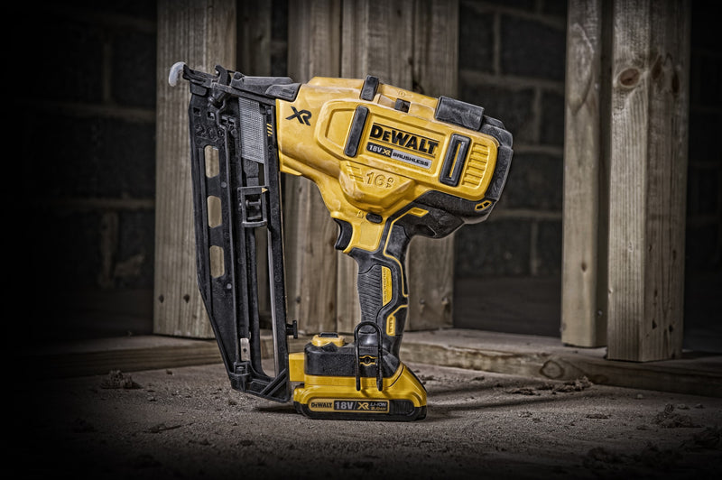 Pregador pneumático Dewalt (DCN660D2-QW) 18V XR sem escovas, calibre 16 - 2 baterias de 2Ah