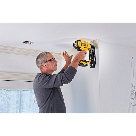 Pregador pneumático reto Dewalt (DCN662D2-QW) 18V XR® sem escovas, calibre 16, para fixação de segunda linha - 2 x 2 Ah
