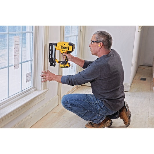 Pregador pneumático reto Dewalt (DCN662D2-QW) 18V XR® sem escovas, calibre 16, para fixação de segunda linha - 2 x 2 Ah
