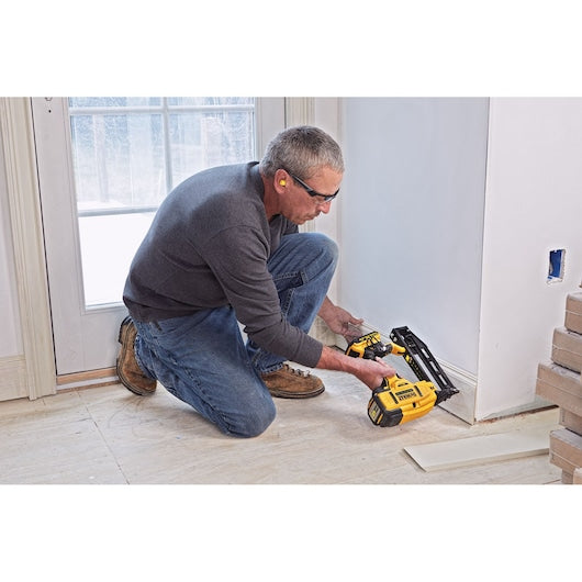 Pregador pneumático reto Dewalt (DCN662D2-QW) 18V XR® sem escovas, calibre 16, para fixação de segunda linha - 2 x 2 Ah