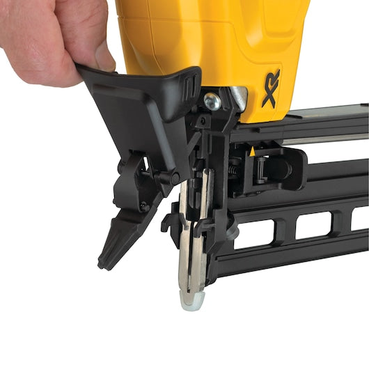 Pregador pneumático reto Dewalt (DCN662D2-QW) 18V XR® sem escovas, calibre 16, para fixação de segunda linha - 2 x 2 Ah