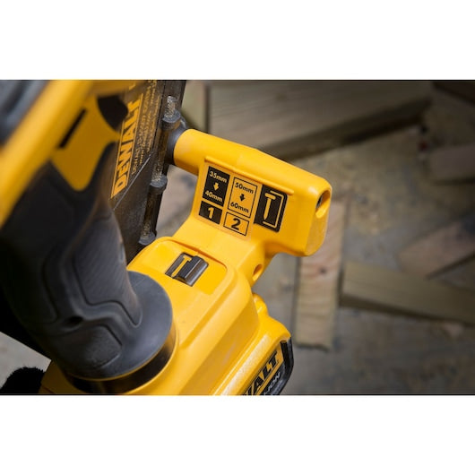 Pregador pneumático Dewalt (DCN693N-XJ) 18V XR sem escovas para conectores metálicos - Unidade sem bateria