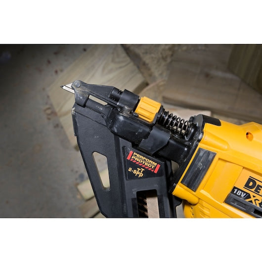 Pregador pneumático Dewalt (DCN693N-XJ) 18V XR sem escovas para conectores metálicos - Unidade sem bateria