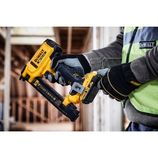 Grampeador para eletricista Dewalt (DCN701D2-QW) 18V XR - 2 x 2Ah