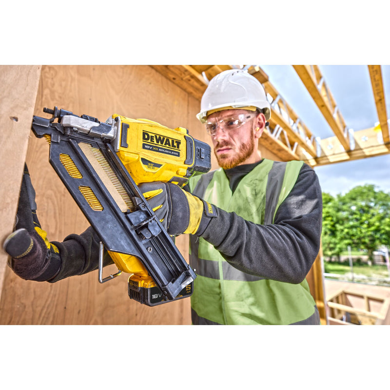 Clavadora neumática Dewalt (DCN930P2-QW) XR sin escobillas de 18 V, 33º, 90 mm - 2 x 5 Ah