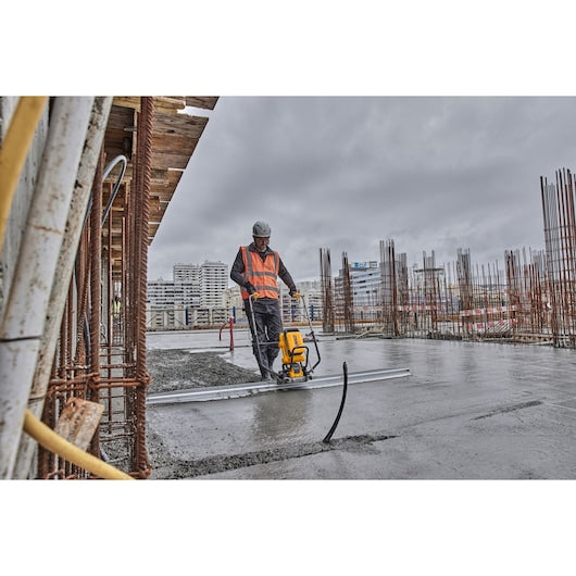 Dewalt (DCPS330N-XJ) POWERSHIFT Vibrating Screed