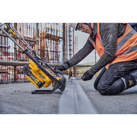 Dewalt (DCPS330N-XJ) POWERSHIFT Vibrating Screed