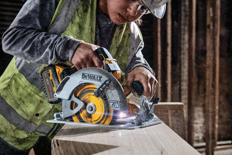 Dewalt (DCS573NT-XJ) 18V XR Brushless 190mm Circular Saw with FLEXVOLT ADVANTAGE (tool only)