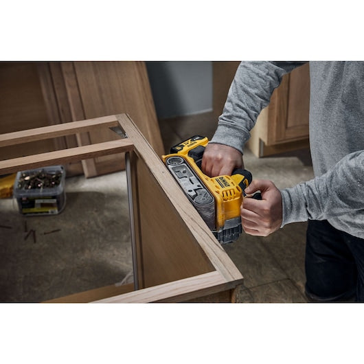 Lixadeira de cinta sem escova Dewalt (DCW220P2-QW) 18V XR® - 2 x 5Ah