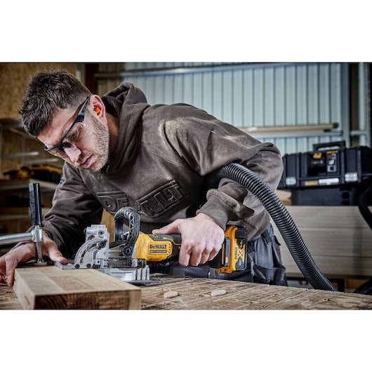 Fresadora de encaixe Dewalt (DCW682P2-QW) 18V XR® sem escovas - 2 x 5Ah