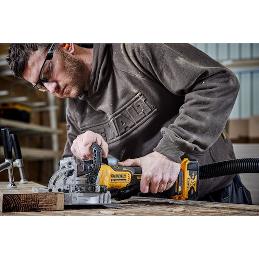 Fresadora de encaixe Dewalt (DCW682P2-QW) 18V XR® sem escovas - 2 x 5Ah