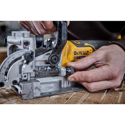Fresadora de encaixe Dewalt (DCW682P2-QW) 18V XR® sem escovas - 2 x 5Ah