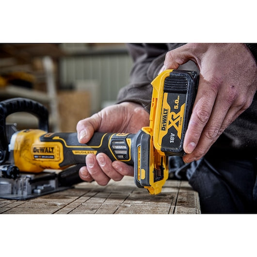 Fresadora de encaixe Dewalt (DCW682P2-QW) 18V XR® sem escovas - 2 x 5Ah