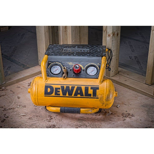 Compressor Dewalt (DPC10RC-QS) de tamanho médio com 10 litros, duas saídas e estrutura de proteção para maior segurança no local de trabalho.