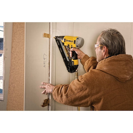 Pregador pneumático de acabamento Dewalt (DPN1564APP-XJ) com ponta de precisão calibre 15