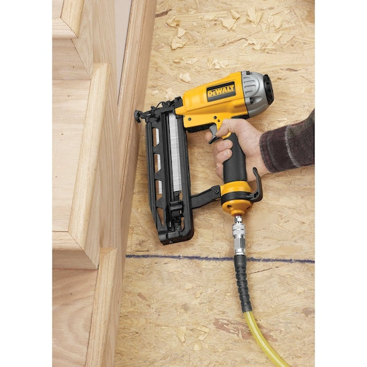 Pregador pneumático de acabamento Dewalt (DPN1664-XJ) calibre 16