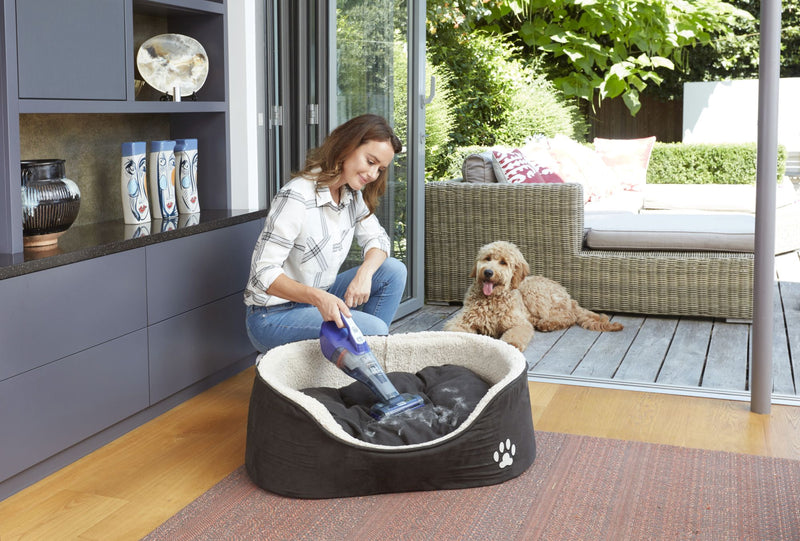 Aspirador portátil Black&amp;Decker (DVB315JP-QW) para pêlo de animais, com acessórios. Alimentação de 12V e bateria de lítio de 1,5Ah.