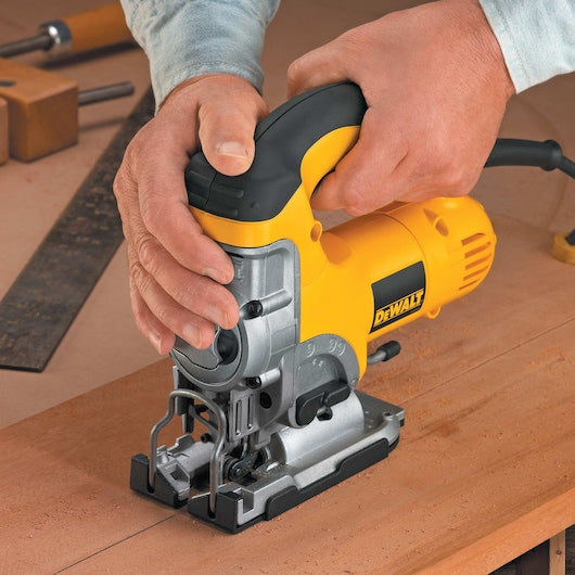 Serra tico-tico Dewalt (DW331K-QS) 701W com cabo superior