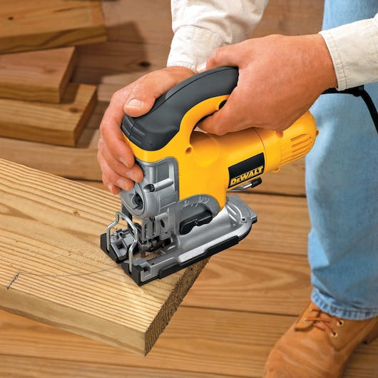 Serra tico-tico Dewalt (DW331K-QS) 701W com cabo superior