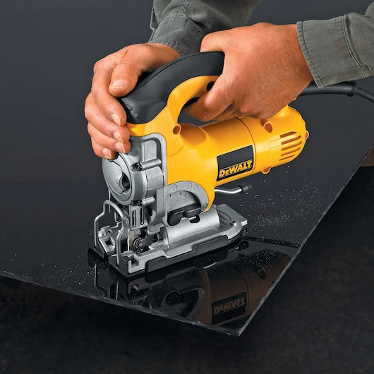 Serra tico-tico Dewalt (DW331K-QS) 701W com cabo superior