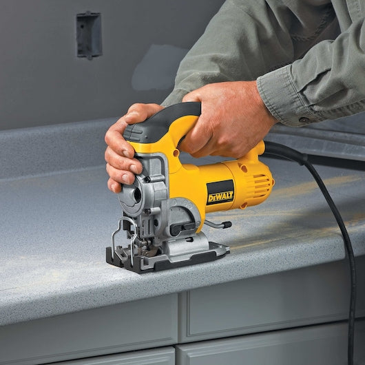 Serra tico-tico Dewalt (DW331K-QS) 701W com cabo superior