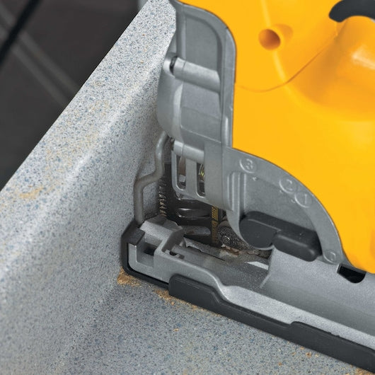 Serra tico-tico Dewalt (DW331K-QS) 701W com cabo superior