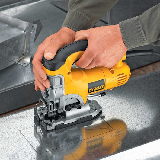 Serra tico-tico Dewalt (DW331K-QS) 701W com cabo superior