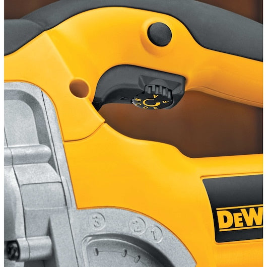 Serra tico-tico Dewalt (DW331K-QS) 701W com cabo superior
