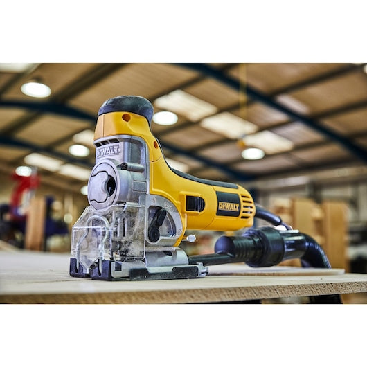 Serra tico-tico Dewalt (DW333K-QS) 701 W para serviço pesado com empunhadura tipo corpo.