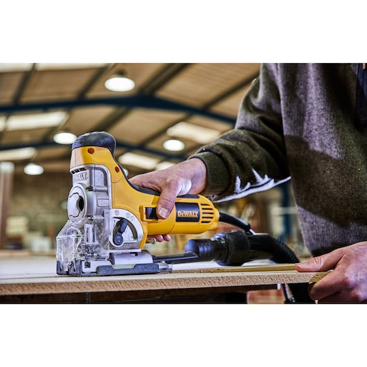 Serra tico-tico Dewalt (DW333K-QS) 701 W para serviço pesado com empunhadura tipo corpo.
