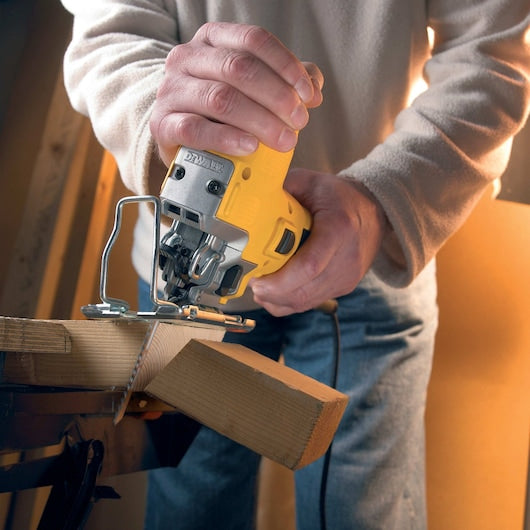Serra tico-tico Dewalt (DW343K-QS) com fixação na carroceria