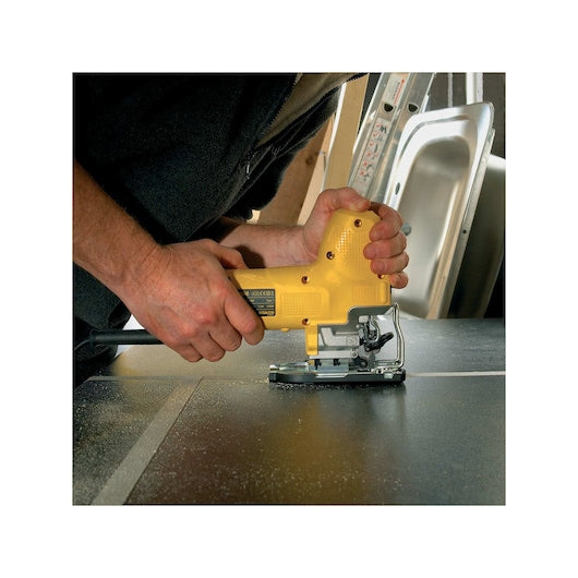 Serra tico-tico Dewalt (DW343K-QS) com fixação na carroceria