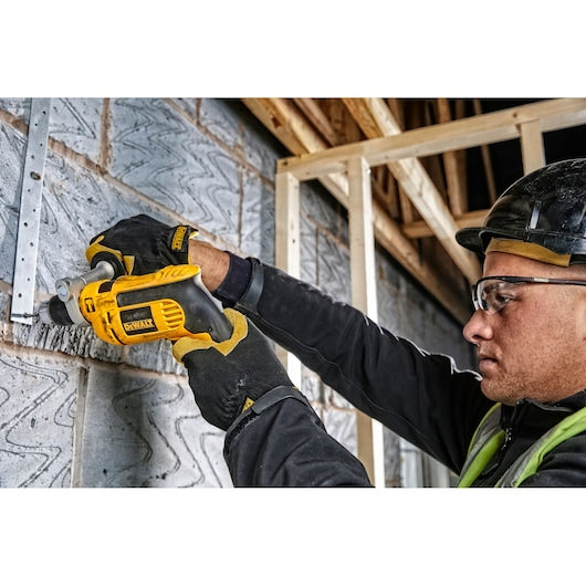 Furadeira de impacto com fio Dewalt (DWD024K-QS) de 750 W