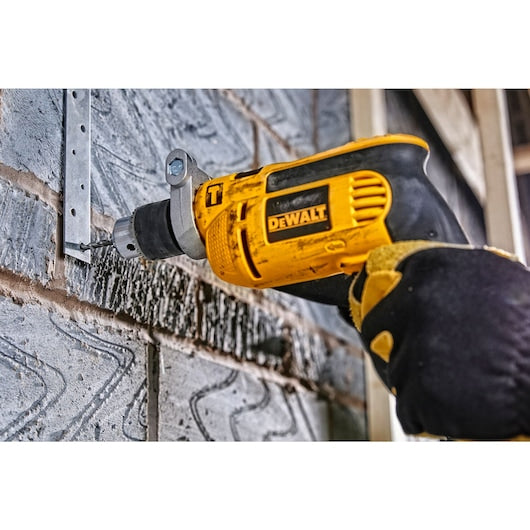 Furadeira de impacto com fio Dewalt (DWD024K-QS) de 750 W