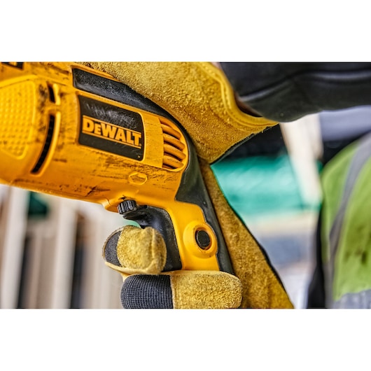 Furadeira de impacto com fio Dewalt (DWD024K-QS) de 750 W