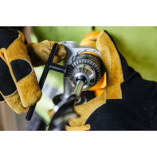 Furadeira de impacto com fio Dewalt (DWD024K-QS) de 750 W