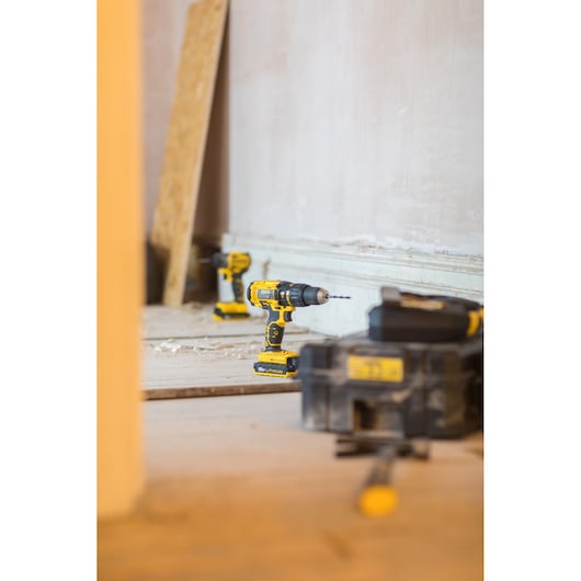 Furadeira/Parafusadeira de Impacto Stanley (FMC626C2S-QW) FATMAX® 18V 1.3Ah com Bolsa Macia
