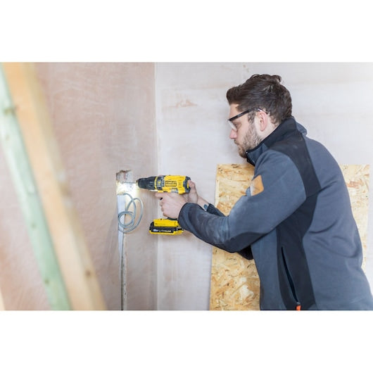 Furadeira/Parafusadeira de Impacto Stanley (FMC626D2K-QW) FATMAX® 18V 2Ah Li-Ion com Caixa de Ferramentas