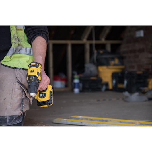 Furadeira/Parafusadeira de Impacto Sem Fio Stanley (FMC627D2-QW) FATMAX® V20 18V Premium com Motor Brushless