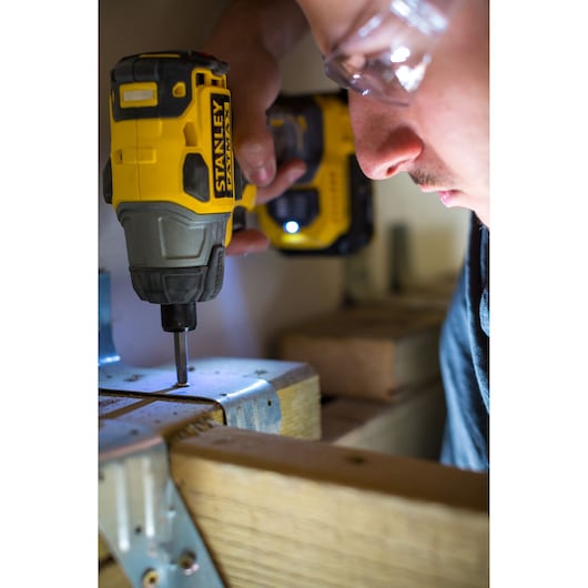 Furadeira/Parafusadeira de Impacto Stanley (FMC647D2T-QW) FATMAX® 18V 2.0Ah sem Escovas com Carregador de 2A em TSTAK