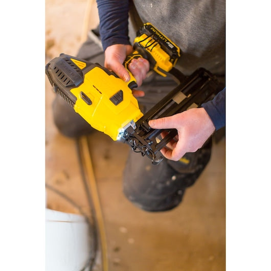 Pregador pneumático Stanley (FMC792D2-QW) FATMAX® 18V 2.0Ah Li-Ion 16Ga com caixa de ferramentas