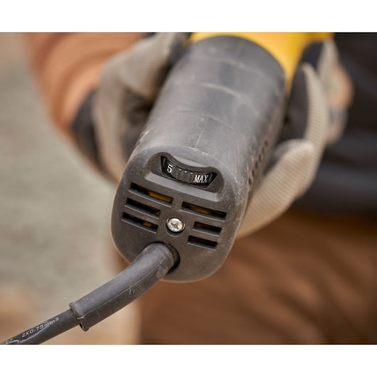 Esmerilhadeira angular Stanley (FMEG225VS-QS) de 1100 W e 125 mm com velocidade variável