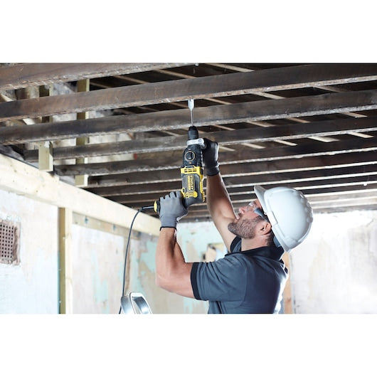 Furadeira de impacto Stanley (FMEH1100K-QS) 1100W com 2 velocidades e estojo de ferramentas.