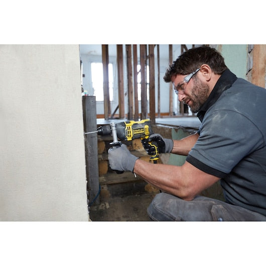 Furadeira de impacto Stanley (FMEH750K-QS) 750W com engrenagem única e estojo de ferramentas.